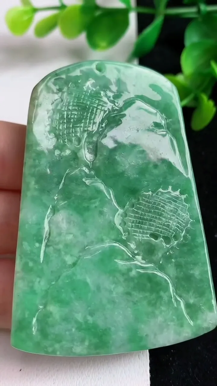 天然A货翡翠山水牌吊坠，尺寸67-46-11，重:70.95g
4月17日