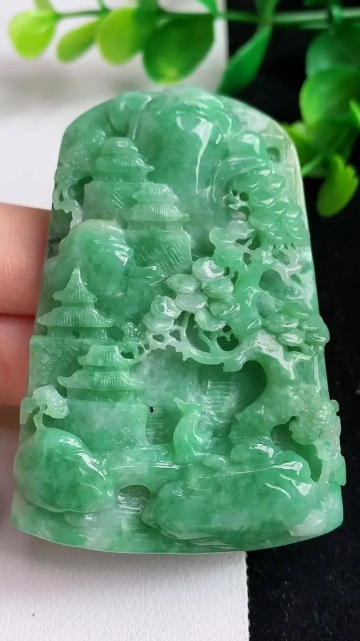 天然A货翡翠山水牌吊坠，尺寸67-46-11，重:70.95g
4月17日