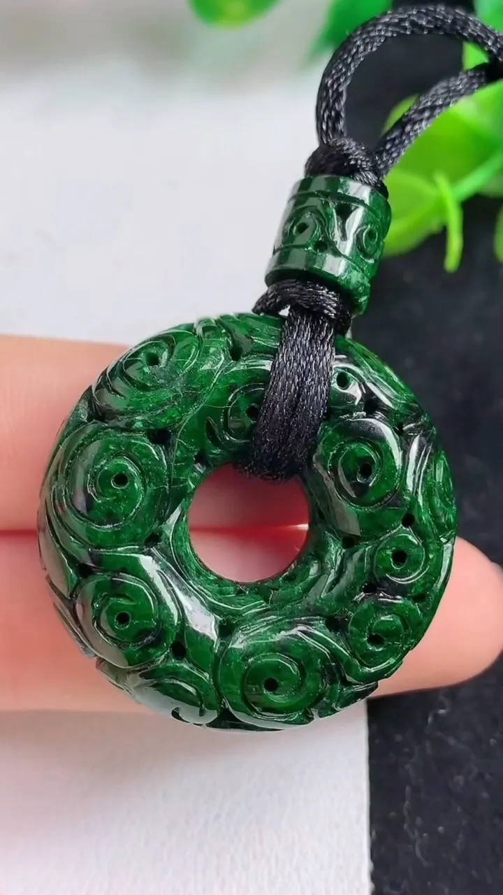 天然A货翡翠雕花平安环吊坠，尺寸32.3-11.2，重:23.11g
4月17日