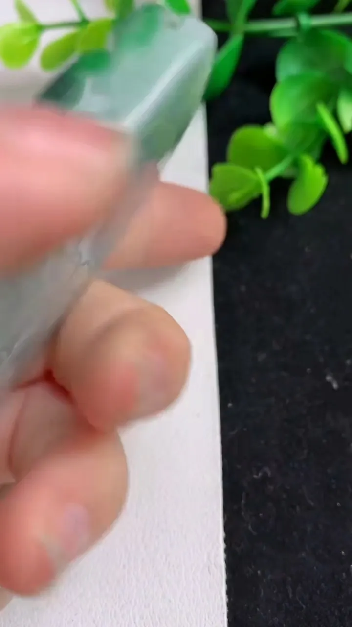 天然A货翡翠山水牌吊坠，尺寸68-46.7-12.5，重:81.11g
4月17日