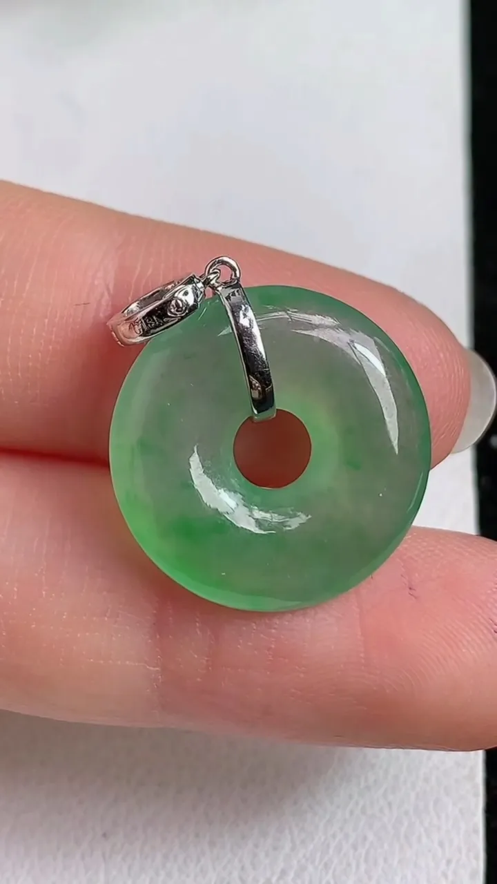 天然A货翡翠平安环吊坠，尺寸18.5-3.6，重量:2.83g
4月17日