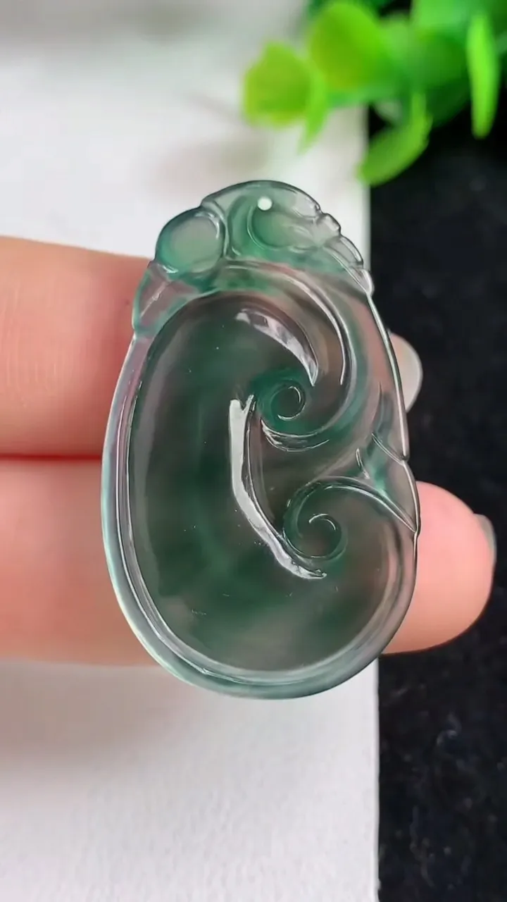 天然A货翡翠蓝水如意吊坠，尺寸36.3-22.6-3.2，重量:4.94g
4月17日