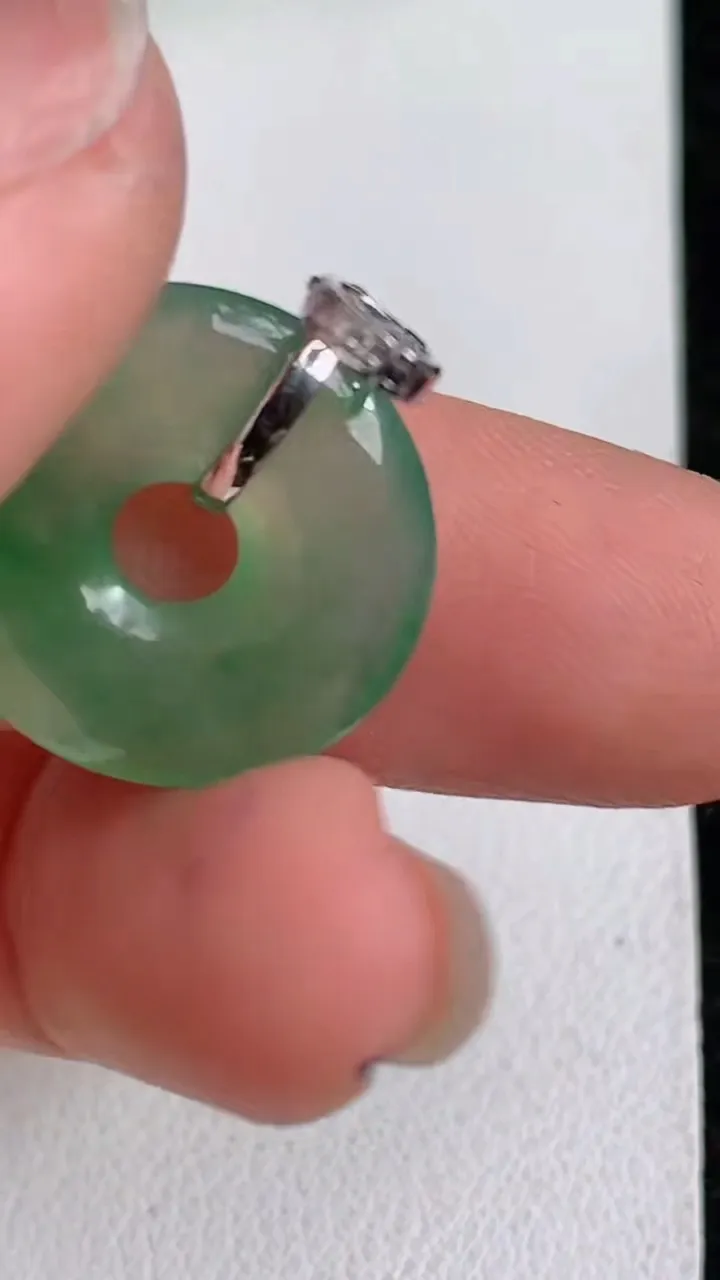 天然A货翡翠平安环吊坠，尺寸18.5-3.6，重量:2.83g
4月17日