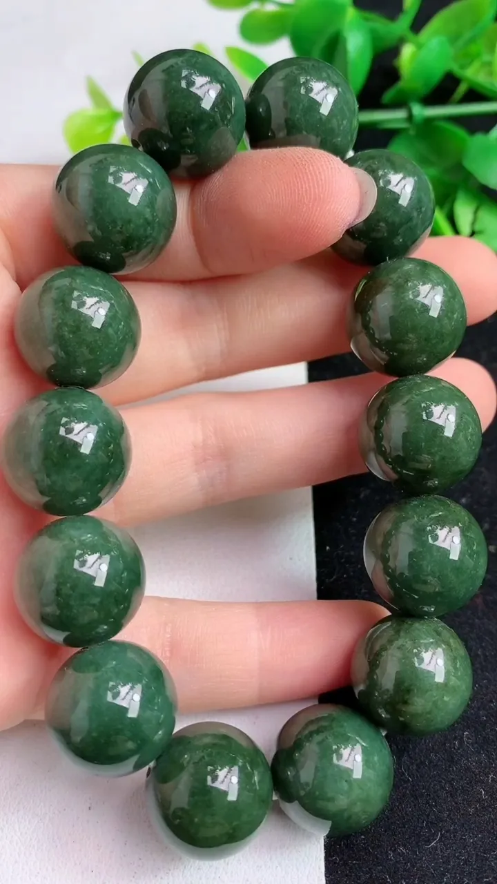 天然A货翡翠圆珠手串14颗，尺寸15.9，重:94.12g4月17日
工厂直销收藏佳品,种好水足，色