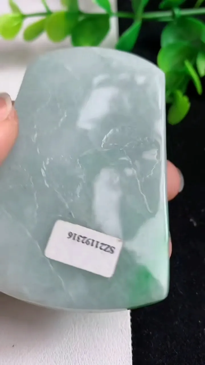 天然A货翡翠山水牌吊坠，尺寸68-46.7-12.5，重:81.11g
4月17日