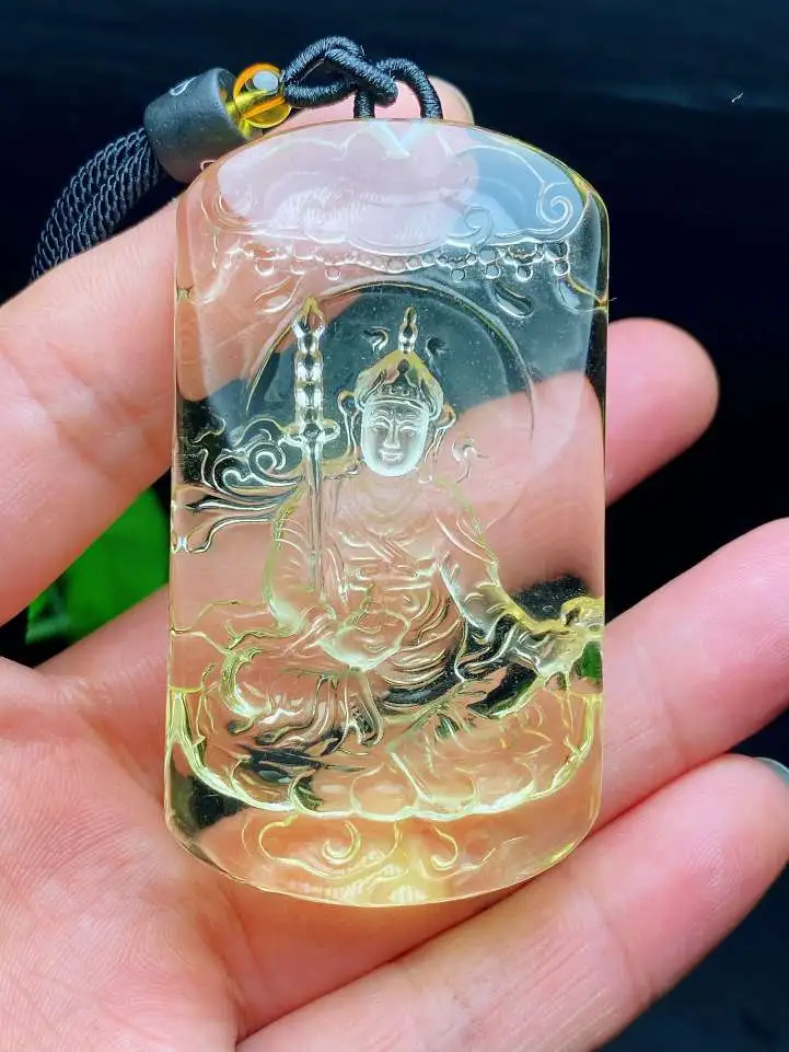 天然黄水晶无事牌雕刻莲花生大士吊坠。莲花生大士或莲花生，佛像雕工精湛，开脸细致，规格：68*38*14mm重：65克