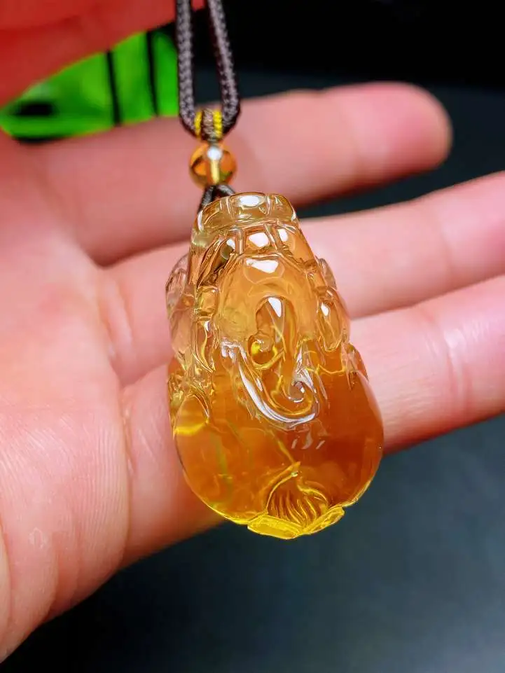 天然暴力黄橘黄黄水晶貔貅吊坠色泽黄润晶体净，雕工精湛，形象生动，手工雕刻栩栩如生要福得福，规格：32*20*16mm    重：18.5克