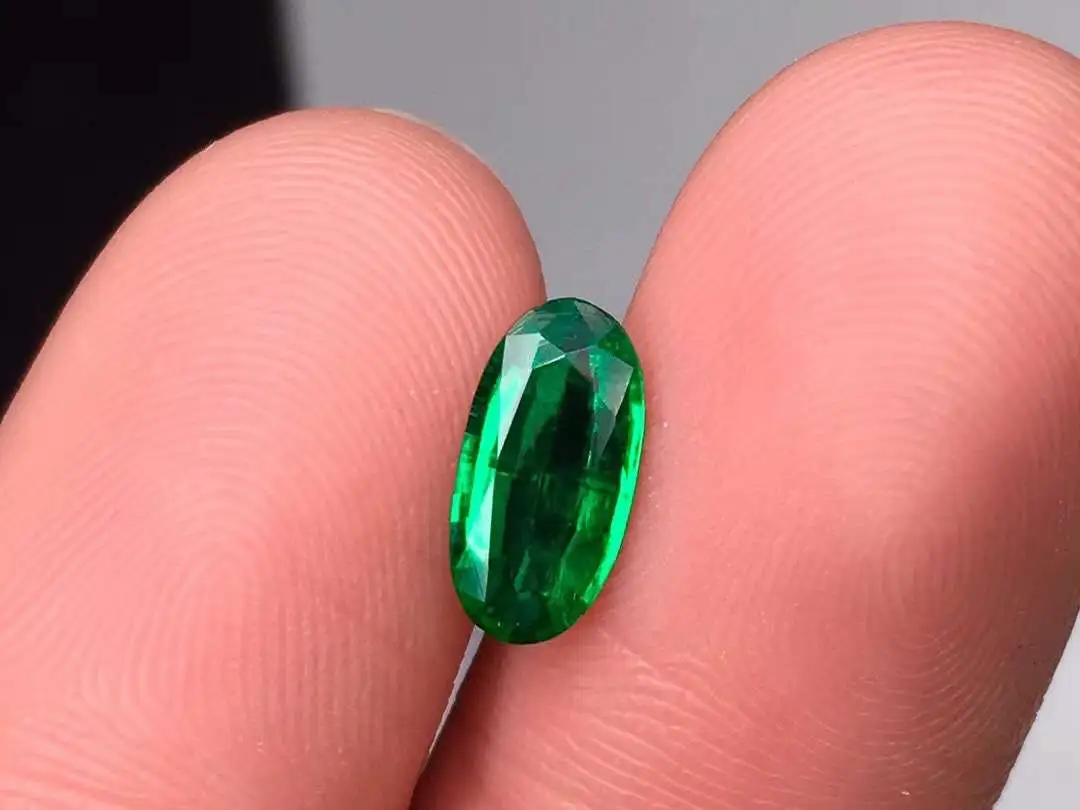 天然木佐祖母绿 重量:  0.74ct. 规格: 9.34*4.69*2.46