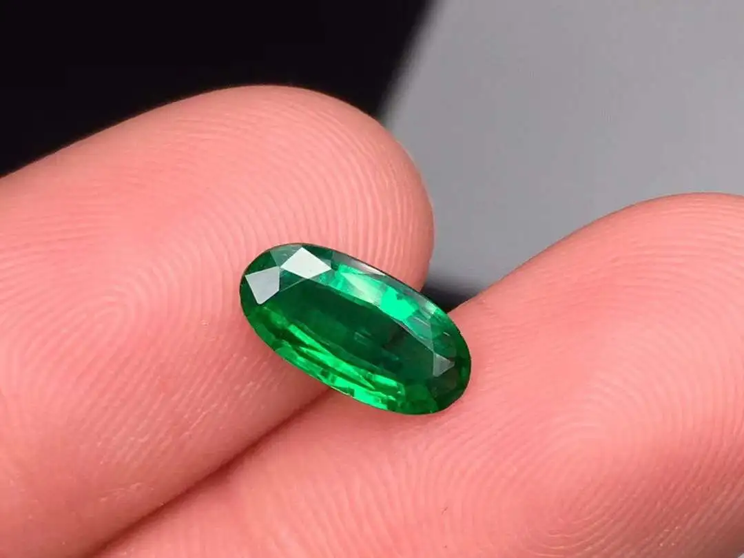 天然木佐祖母绿 重量:  0.74ct. 规格: 9.34*4.69*2.46