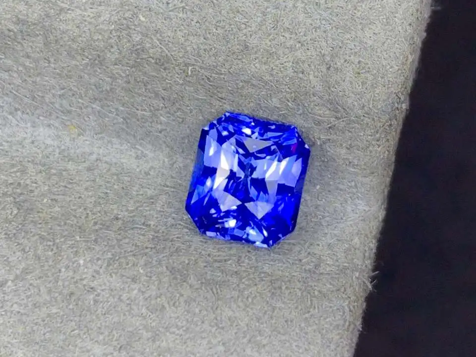 天然矢车菊蓝宝石裸石 重量:  1.56ct.  规格:6.5*6*4.5