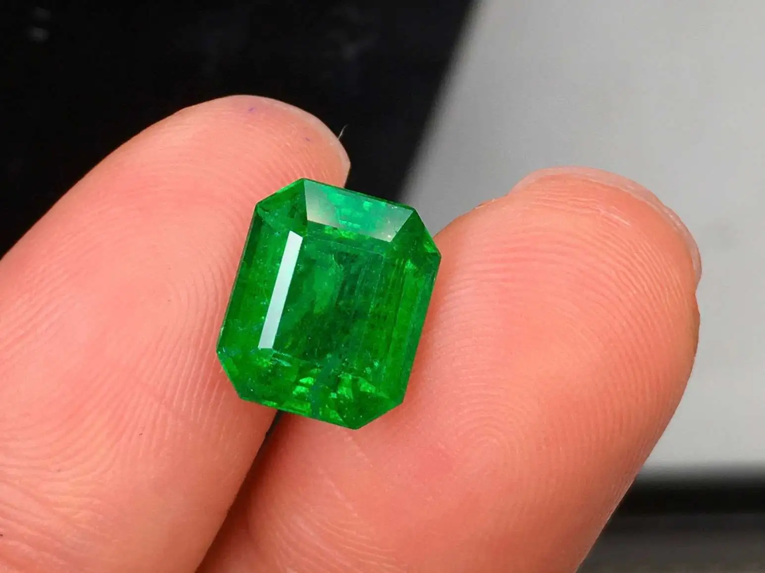 天然祖母绿裸石 重量: 3.73ct  规格: 9.82*8.40*6.27。