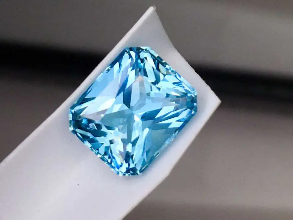 天然圣玛利亚海蓝宝裸石 重量: 4.2ct  规格：10*8.5*7 颜色浓郁