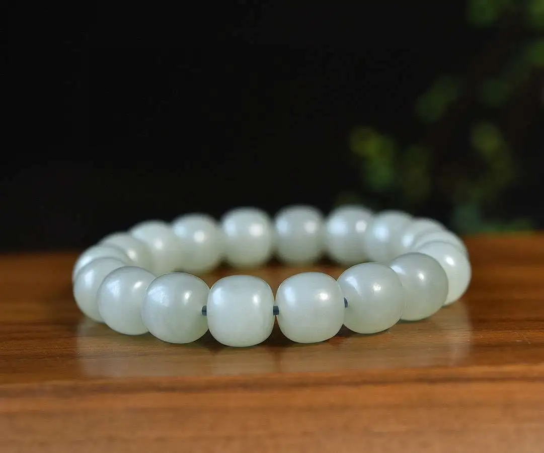 ￼天然和田玉.晴水料.老型珠.手链.玉质油润细腻.脂份好.无杂无裂.手工打磨.上手效果.尺寸12/11mm同款随机发