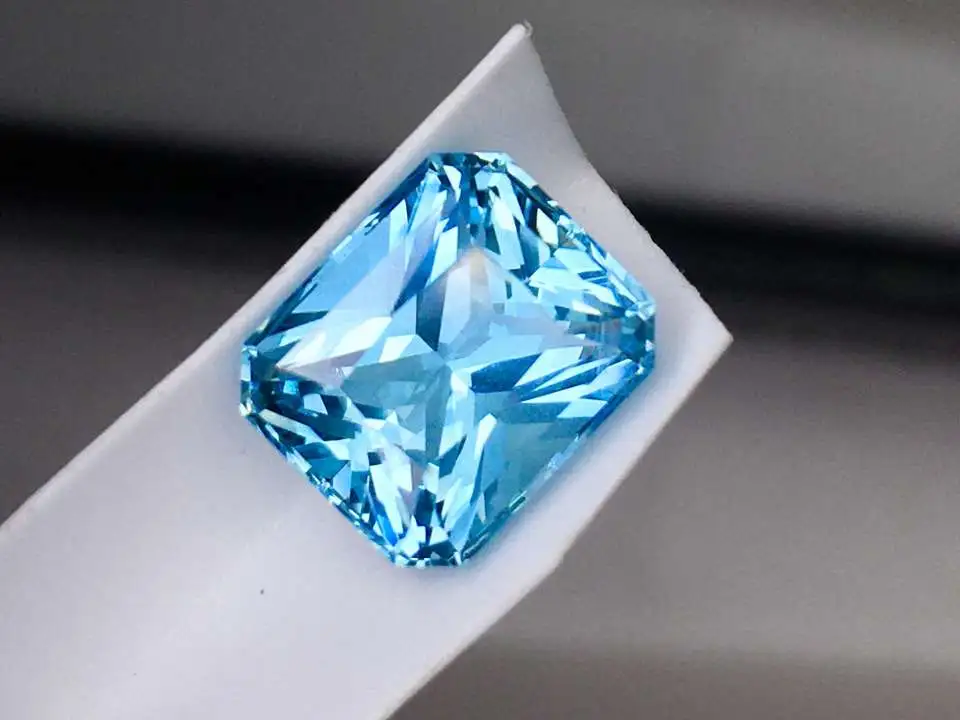天然圣玛利亚海蓝宝裸石 重量: 4.2ct  规格：10*8.5*7 颜色浓郁