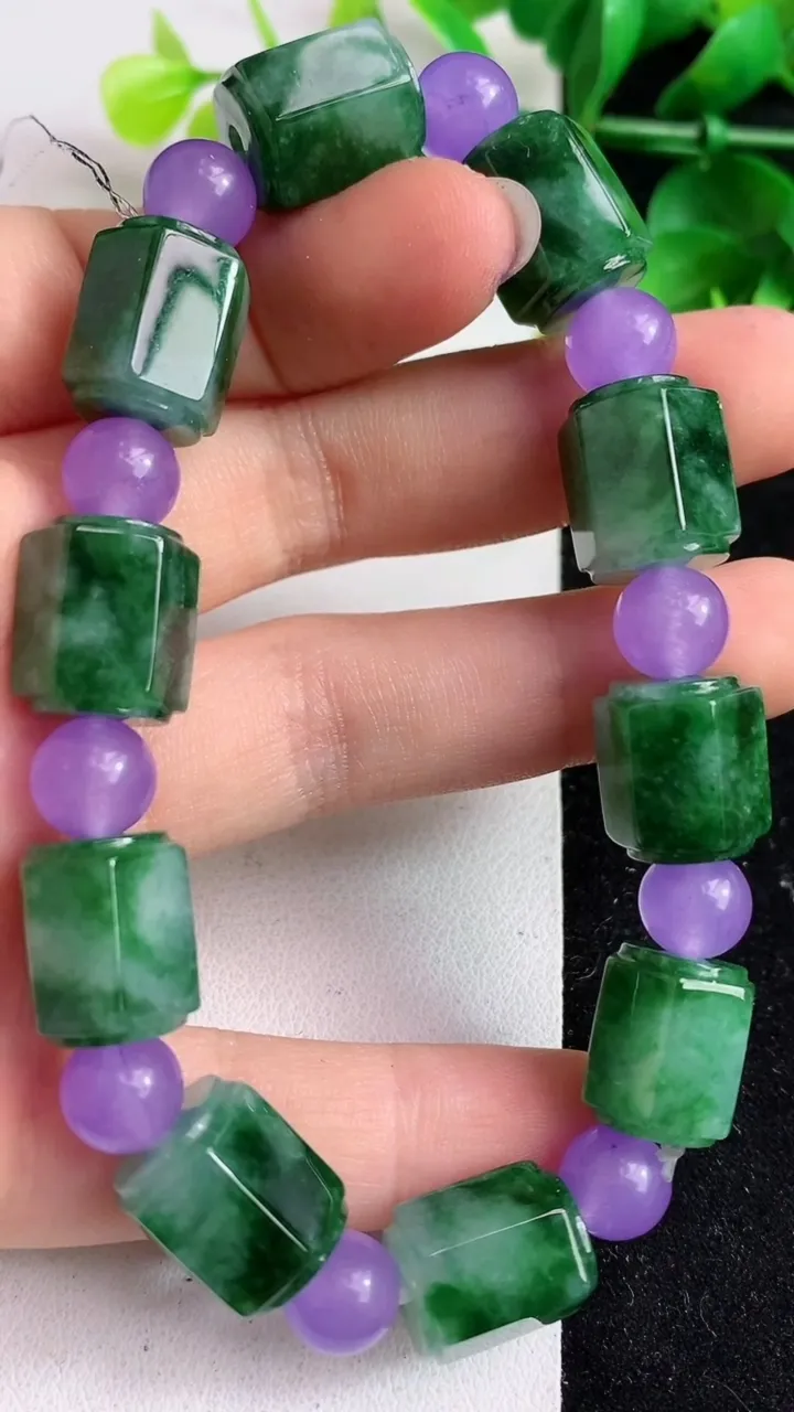 天然A货翡翠路路通手串10颗，尺寸13.2-11，重量:47.91g4月18日
工厂直销收藏佳品,种好水足，色泽均匀，有种有色，上手高大气！