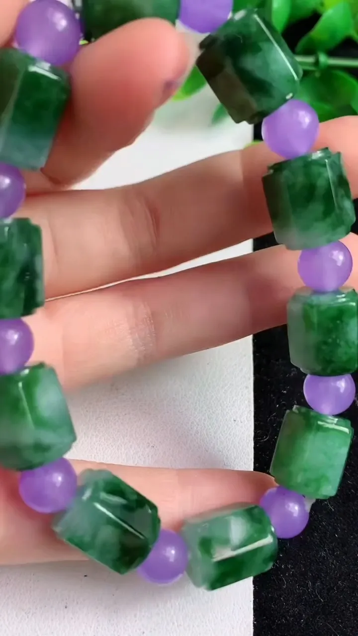 天然A货翡翠路路通手串10颗，尺寸13.2-11，重量:47.91g4月18日
工厂直销收藏佳品,种好水足，色泽均匀，有种有色，上手高大气！