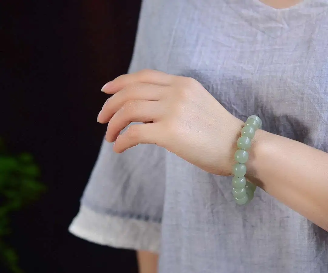 ￼天然和田玉.晴水料.老型珠.手链.玉质油润细腻.脂份好.无杂无裂.手工打磨.上手效果.尺寸12/11mm同款随机发