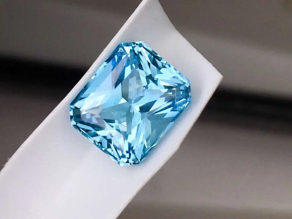 天然圣玛利亚海蓝宝裸石 重量: 4.2ct  规格：10*8.5*7 颜色浓郁