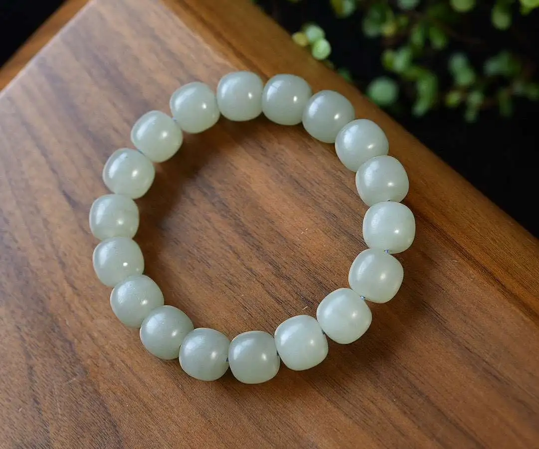 ￼天然和田玉.晴水料.老型珠.手链.玉质油润细腻.脂份好.无杂无裂.手工打磨.上手效果.尺寸12/11mm同款随机发