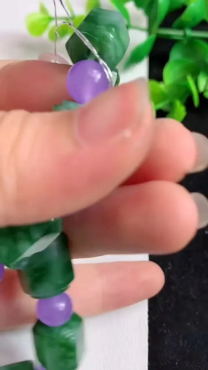 天然A货翡翠路路通手串10颗，尺寸13.2-11，重量:47.91g4月18日
工厂直销收藏佳品,种好水足，色泽均匀，有种有色，上手高大气！