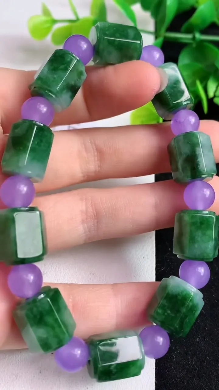 天然A货翡翠路路通手串10颗，尺寸13.2-11，重量:47.91g4月18日
工厂直销收藏佳品,种好水足，色泽均匀，有种有色，上手高大气！