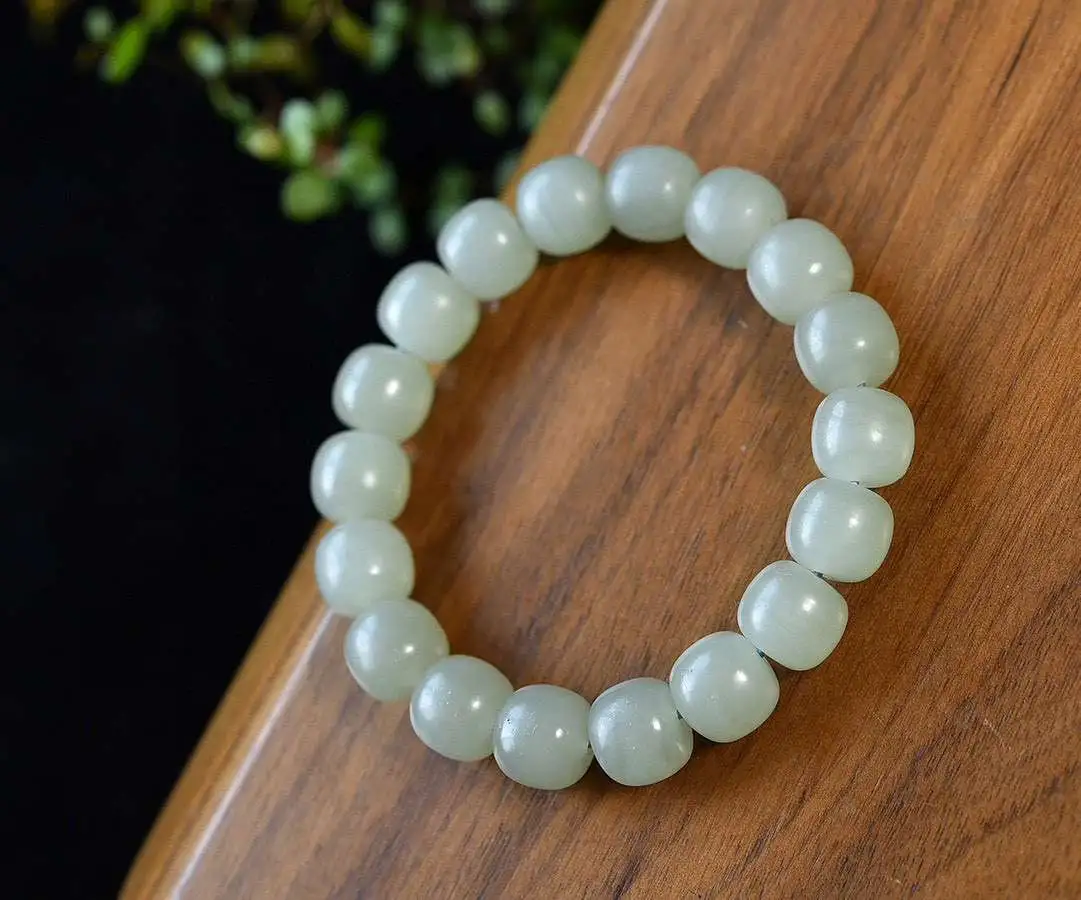 ￼天然和田玉.晴水料.老型珠.手链.玉质油润细腻.脂份好.无杂无裂.手工打磨.上手效果.尺寸12/11mm同款随机发