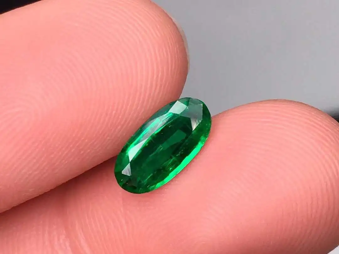 天然木佐祖母绿 重量:  0.74ct. 规格: 9.34*4.69*2.46