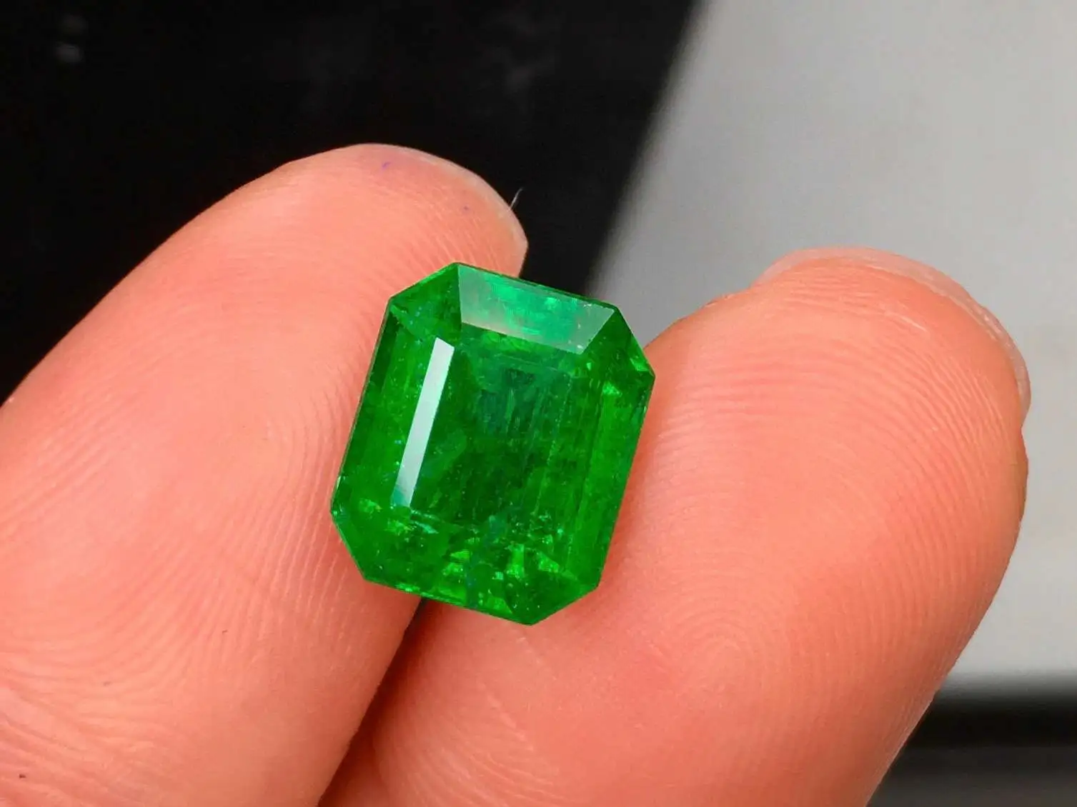 天然祖母绿裸石 重量: 3.73ct  规格: 9.82*8.40*6.27。