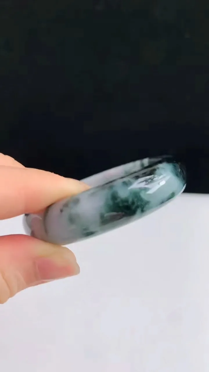圈口53-54翡翠a货飘花贵妃手镯尺寸53.6-48.4-13.6-6.3，重:43.00g4月19日