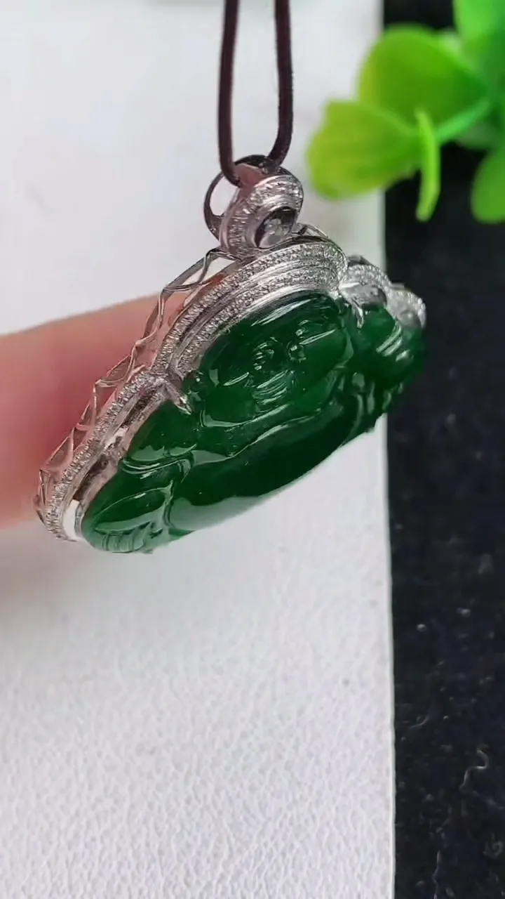 天然A货翡翠佛公吊坠，尺寸34.8-33.3-6，裸石22.5-29.8，重量:6.13g
4月19日
