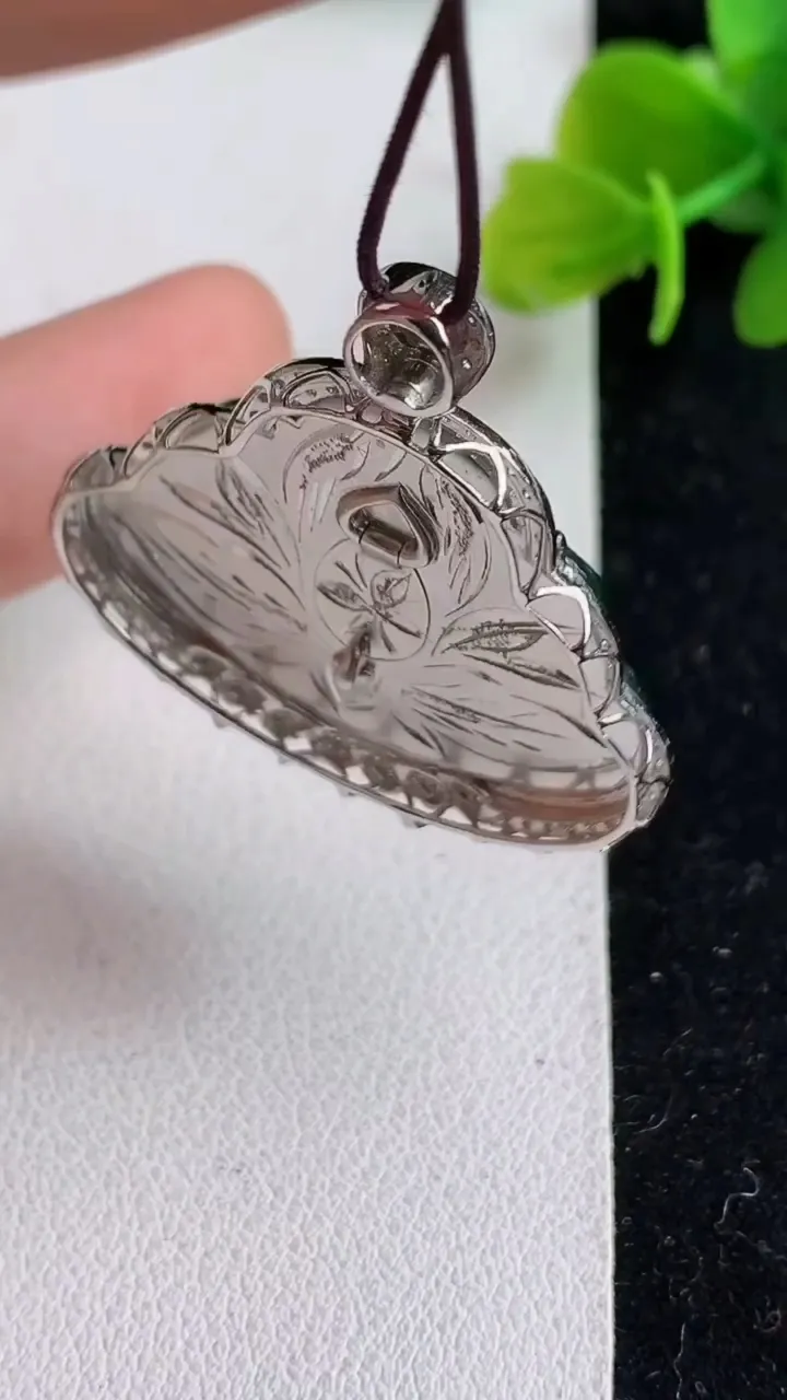 天然A货翡翠佛公吊坠，尺寸34.8-33.3-6，裸石22.5-29.8，重量:6.13g
4月19日