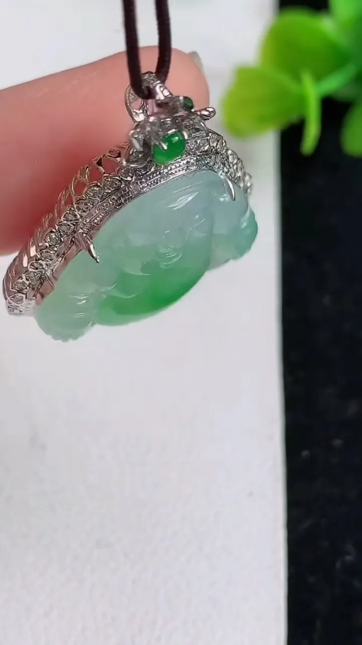 天然A货翡翠佛公吊坠，尺寸29.5-25-8.3，裸石18-21.8，重量:5.04g
4月19日