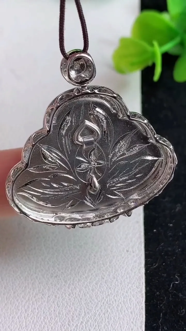 天然A货翡翠佛公吊坠，尺寸34.8-33.3-6，裸石22.5-29.8，重量:6.13g
4月19日