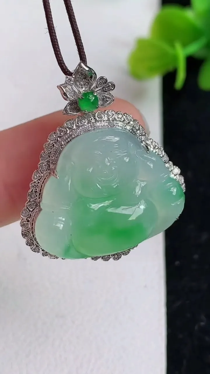 天然A货翡翠佛公吊坠，尺寸29.5-25-8.3，裸石18-21.8，重量:5.04g
4月19日