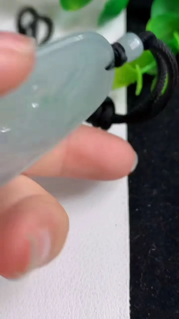 天然A货翡翠白冰普贤菩萨吊坠，尺寸60.2-35.7-4.8，重量:25.93g
4月19日