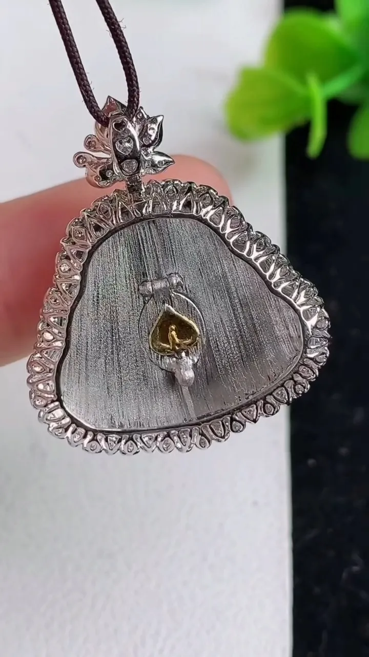 天然A货翡翠佛公吊坠，尺寸29.5-25-8.3，裸石18-21.8，重量:5.04g
4月19日