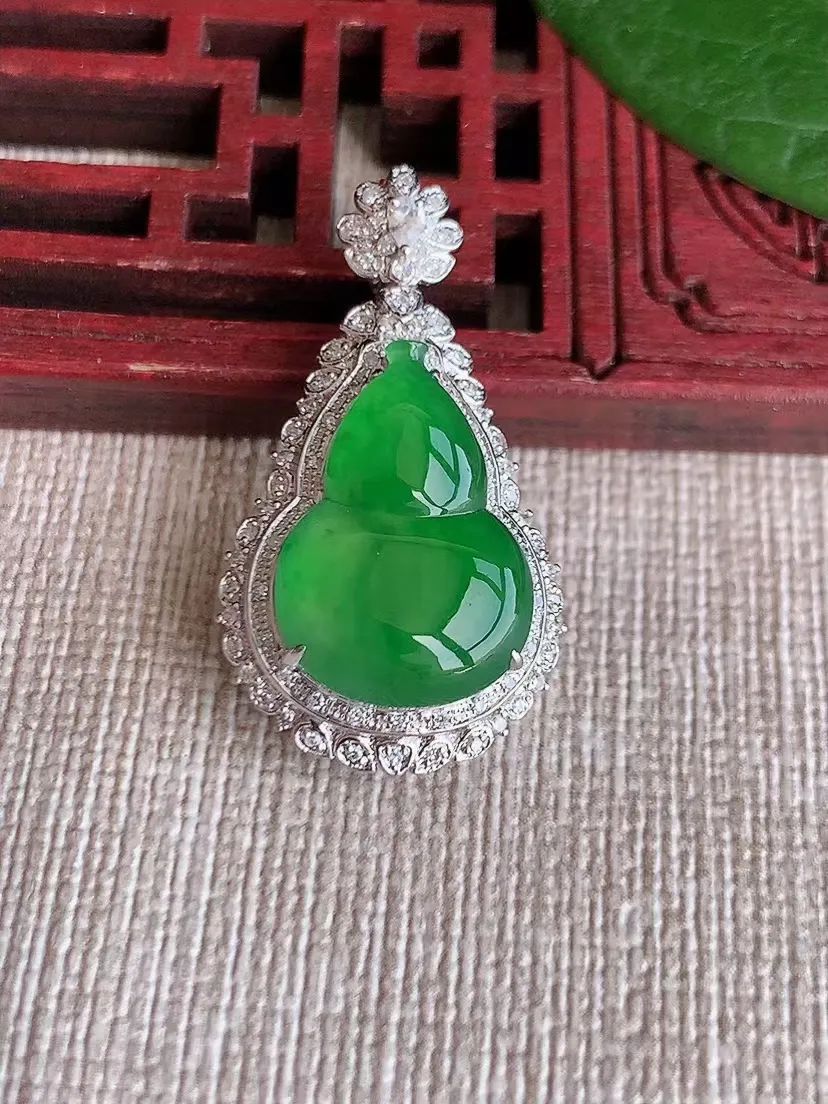 天然A货翡翠18K金满绿葫芦吊坠尺寸30.2×16.8×9.7裸石17×12m量4.14g 0415N