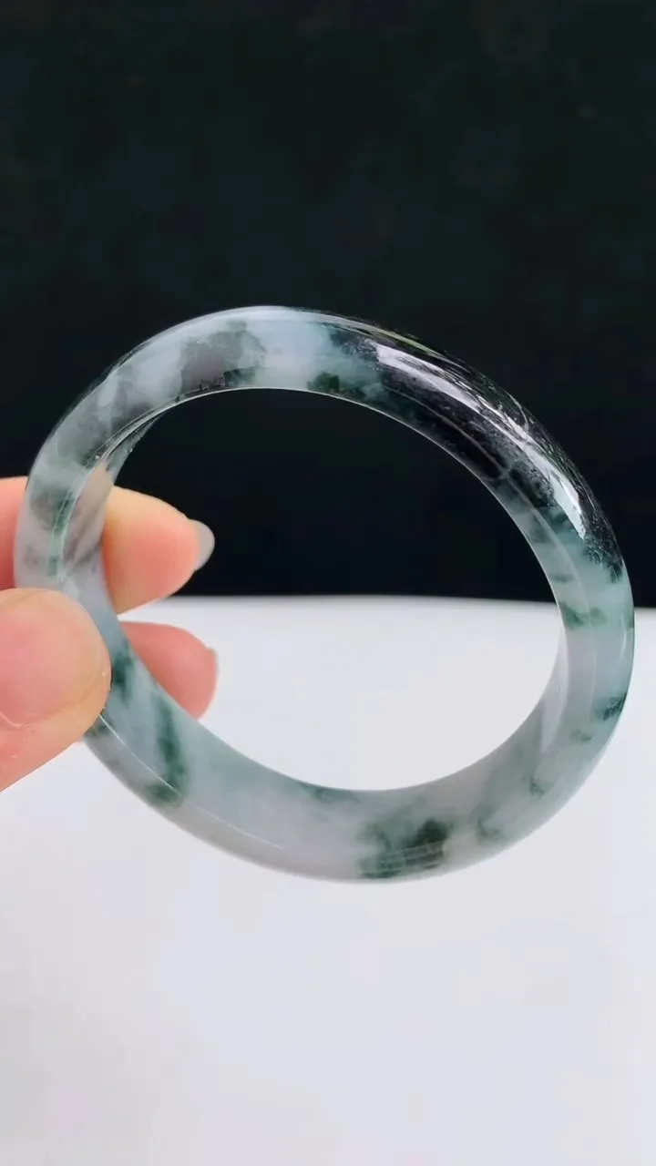 圈口53-54翡翠a货飘花贵妃手镯尺寸53.6-48.4-13.6-6.3，重:43.00g4月19