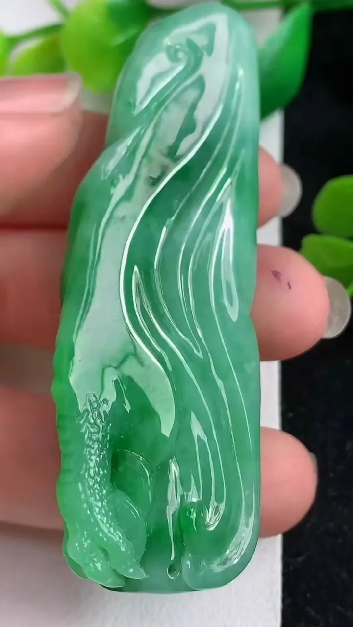 天然A货翡翠龙牌吊坠，尺寸64-22.7-15.6，重量:41.19g
4月19日