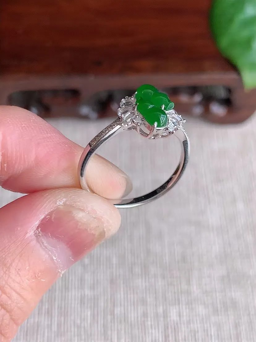 天然A货翡翠18K金伴钻镶嵌满绿葫芦戒指 圈口17裸石尺寸6×3.8mm 重量2.32g 0415