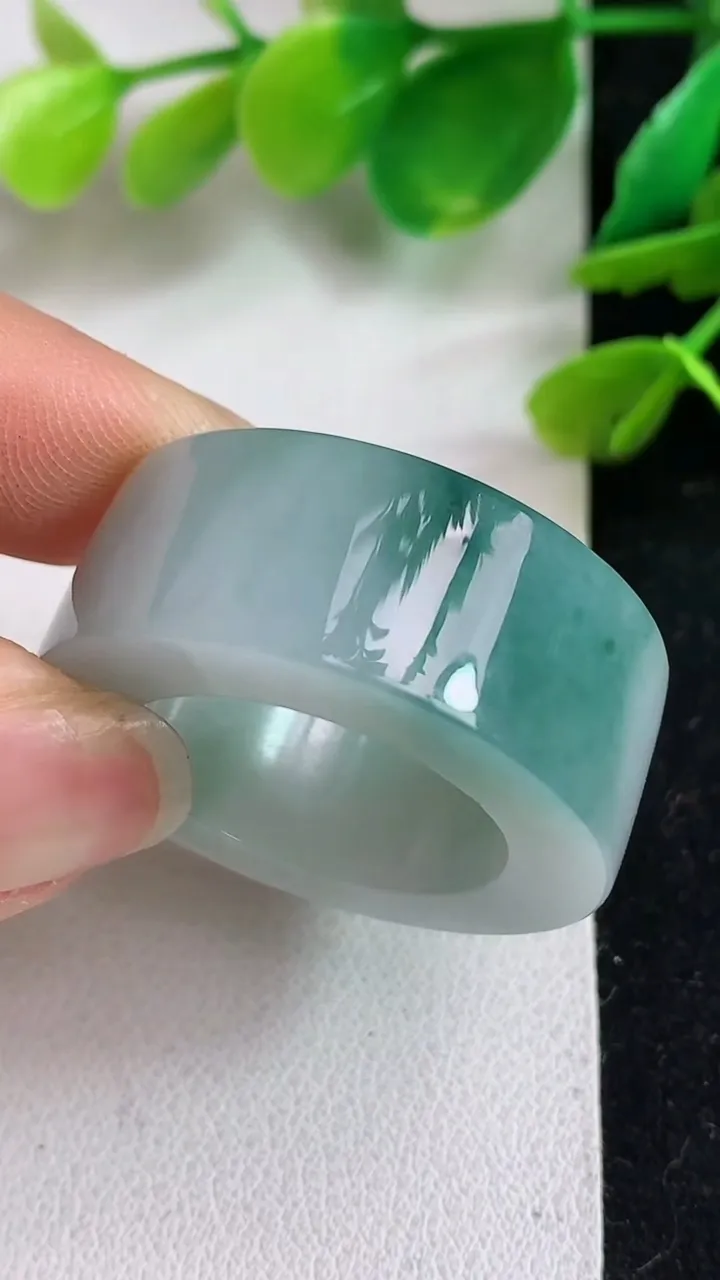 天然A货翡翠指环扳指，尺寸21-13-6.1，重:20.26g2025年4月20日
工厂直销收藏佳品,种好水足，色泽均匀，有种有色，上手高大气！