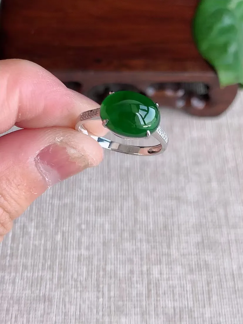 天然A货翡翠18K金伴钻镶嵌满绿蛋面戒指 圈口17.4裸石尺寸11×8mm 重量1.91g 0415