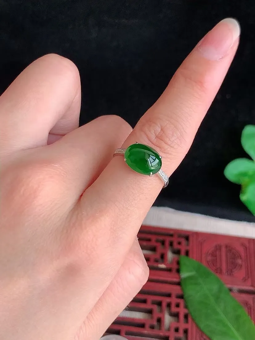 天然A货翡翠18K金伴钻镶嵌满绿蛋面戒指 圈口17.4裸石尺寸11×8mm 重量1.91g 0415