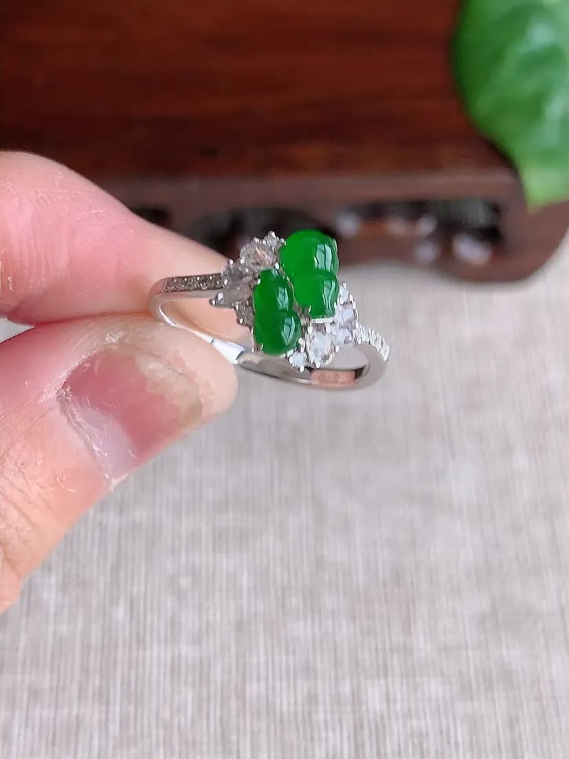 天然A货翡翠18K金伴钻镶嵌满绿葫芦戒指 圈口17裸石尺寸6×3.8mm 重量2.32g 0415