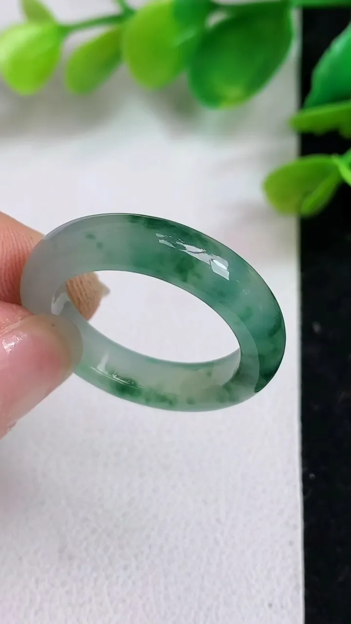 天然A货翡翠飘花指环戒指，尺寸19.2-4.2-5.6，重:4.45g2025年4月20日
工厂直销收藏佳品,种好水足，色泽均匀，有种有色，上手高大气！