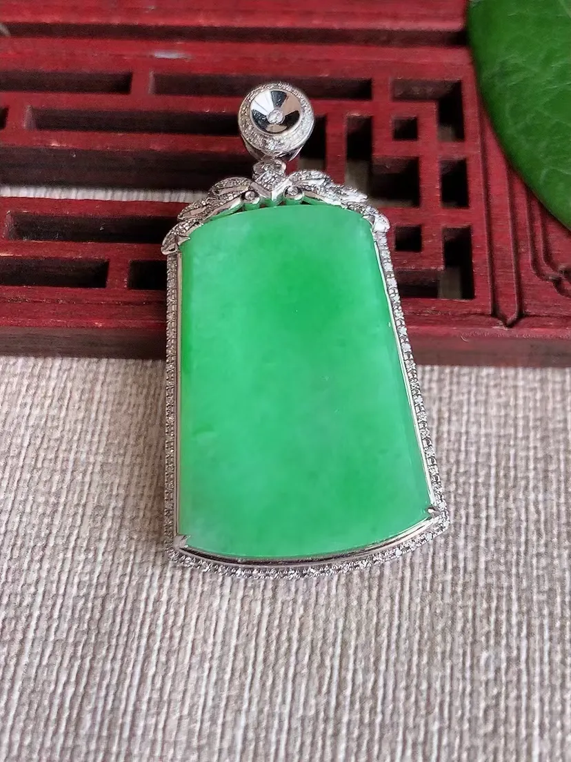 天然A货翡翠18K金甜绿无事牌吊坠 尺寸42.2×23×7裸石28×19m量9.24g 0415