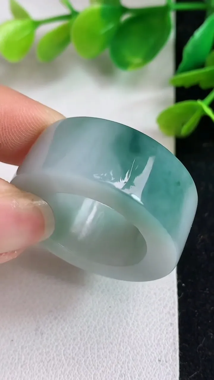 天然A货翡翠指环扳指，尺寸21-13-6.1，重:20.26g2025年4月20日
工厂直销收藏佳品,种好水足，色泽均匀，有种有色，上手高大气！