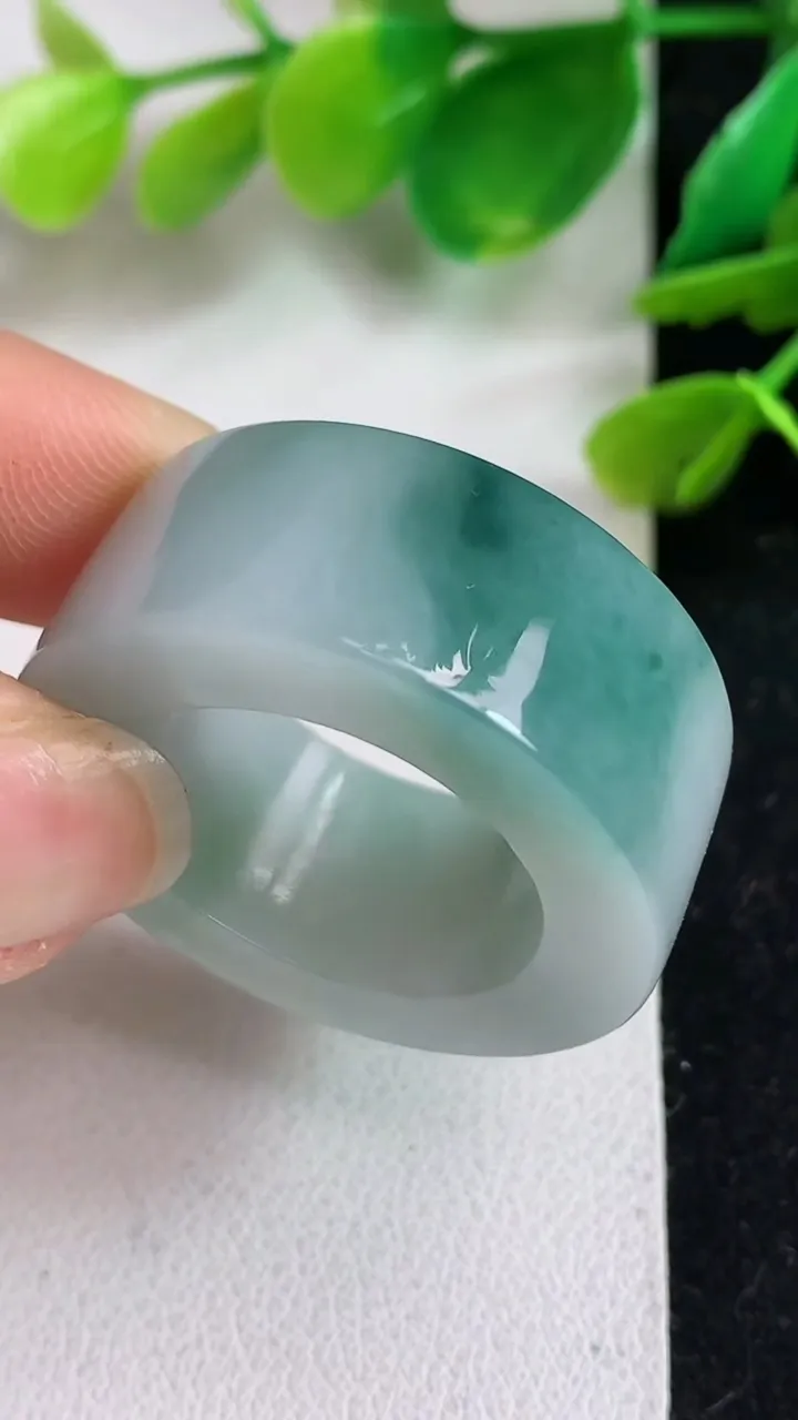 天然A货翡翠指环扳指，尺寸21-13-6.1，重:20.26g2025年4月20日
工厂直销收藏佳品,种好水足，色泽均匀，有种有色，上手高大气！