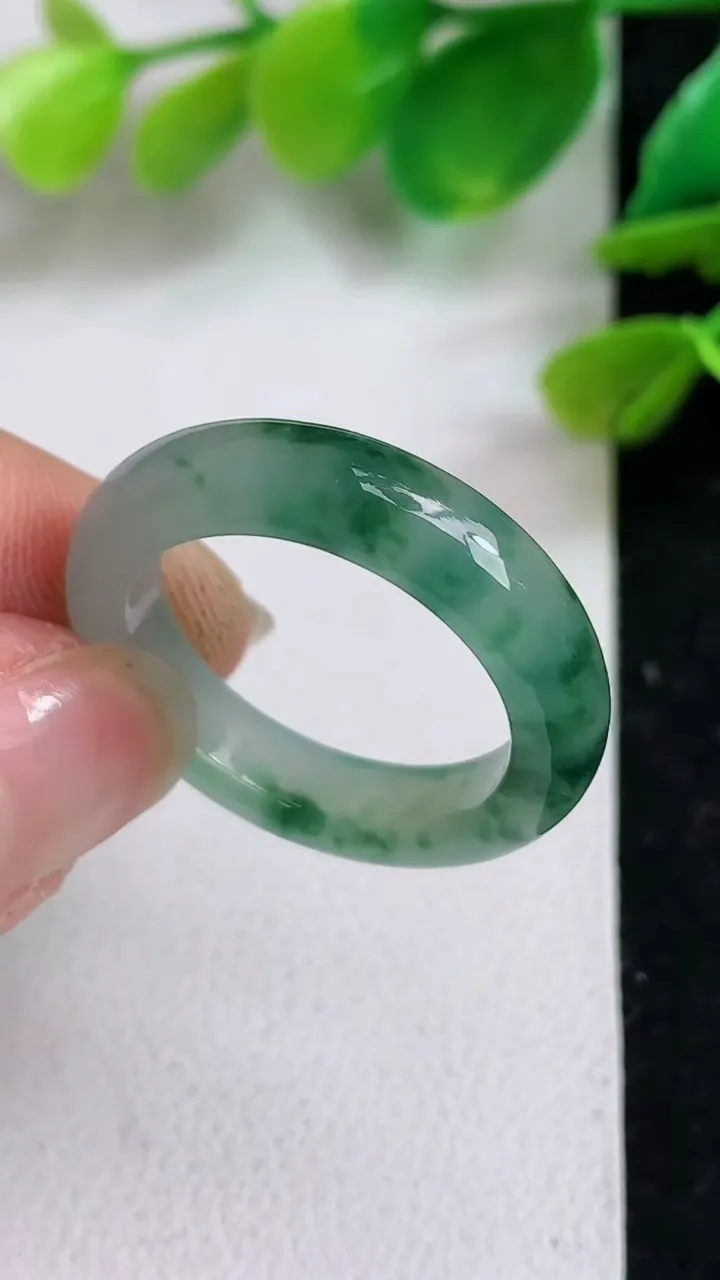 天然A货翡翠飘花指环戒指，尺寸19.2-4.2-5.6，重:4.45g2025年4月20日
工厂直销收藏佳品,种好水足，色泽均匀，有种有色，上手高大气！