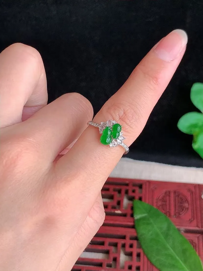 天然A货翡翠18K金伴钻镶嵌满绿葫芦戒指 圈口17裸石尺寸6×3.8mm 重量2.32g 0415